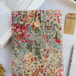 Funda de libro alegre acolchada con tela resistente de gobelino, protector de libros, regalo para ella, accesorio para libro image 5