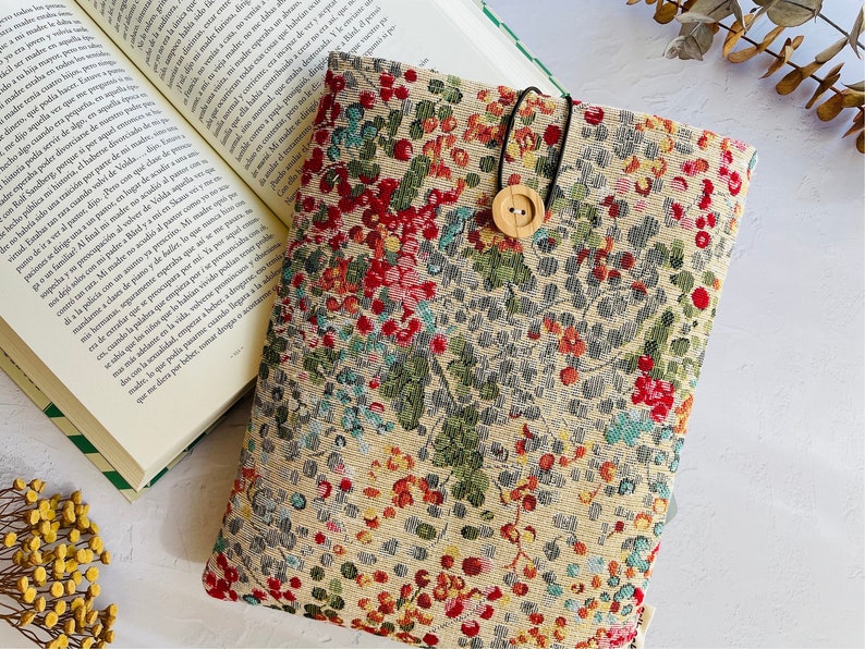 Funda de libro alegre acolchada con tela resistente de gobelino, protector de libros, regalo para ella, accesorio para libro image 1