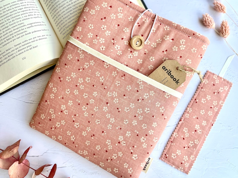 Funda libro rosa con flores y bolsillo exterior regalo san valentín para ella protege tus libros con estilo y amor imagen 1