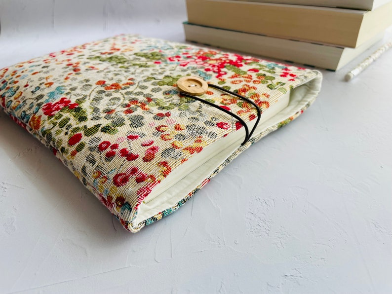 Funda de libro alegre acolchada con tela resistente de gobelino, protector de libros, regalo para ella, accesorio para libro image 3
