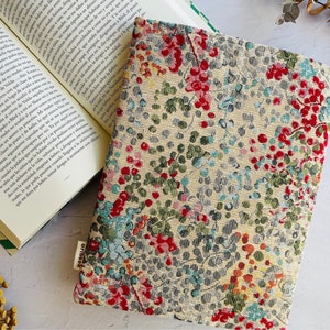 Funda de libro alegre acolchada con tela resistente de gobelino, protector de libros, regalo para ella, accesorio para libro image 2