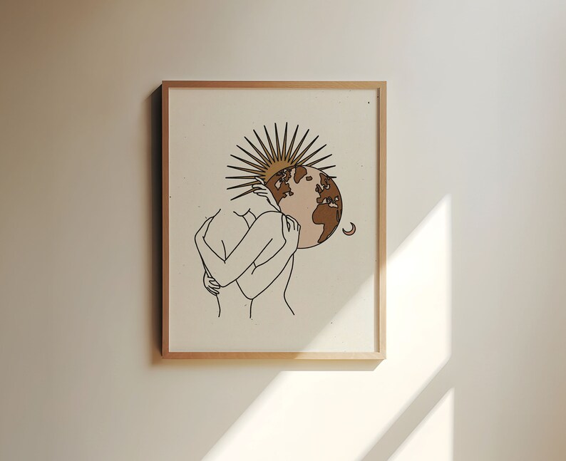 K&ouml;nnte beinhalten: Linienkunst-Druck von zwei Figuren, die sich umarmen, mit einer stilisierten Sonne und Erde dahinter. Die Erde ist braun und rosa, und die Sonne ist gelb mit Strahlen.
