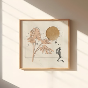 Op de afbeelding: Een ingelijste print met een minimalistisch ontwerp met een gestileerd skelet dat bidt onder een grote, gouden maan en een tropische plant met grote bladeren. De achtergrond is lichtbeige met kleine sterren.
