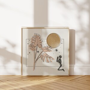 Op de afbeelding: Een minimalistische lijnkunstprint met een knielend skelet voor een grote, gouden maan. Het skelet wordt omringd door roze en bruine monstera bladeren en kleine witte sterren.