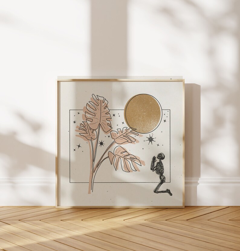 Op de afbeelding: Een minimalistische lijnkunstprint met een knielend skelet voor een grote, gouden maan. Het skelet wordt omringd door roze en bruine monstera bladeren en kleine witte sterren.