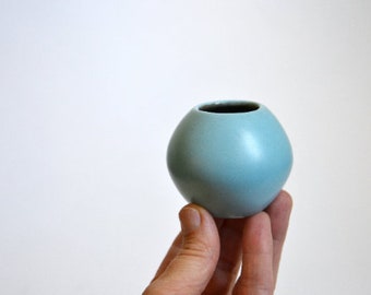 Keramik Vase Mini Blumenvase Mid Century Bauhaus schlicht hellblau pastellfarben Glasur matt Interior pastellfarben Ablegervase