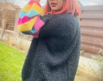 Cárdigan de mohair negro LIRA, mangas globo multicolor, punto grueso
