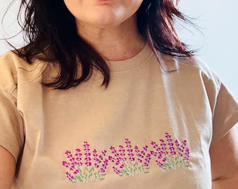 Camiseta beige capuchino con bordado lavanda