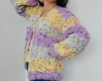 Cárdigan de alpaca y mohair tejido a mano LEELA, mangas globo, multicolor pastel