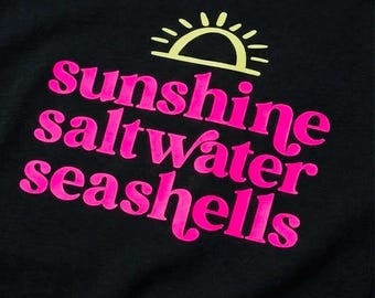 SUNSHINE, SALTWATER, SEASHELLS Camiseta gráfica fucsia neón, camiseta de algodón negra