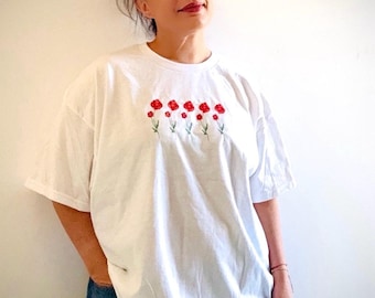 Camiseta blanca de algodón con bordado de amapola