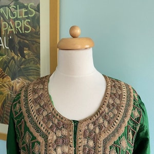 Schöne Vintage indische grüne Seide bestickt und verziert Mantel / Tunika. Grösse M.