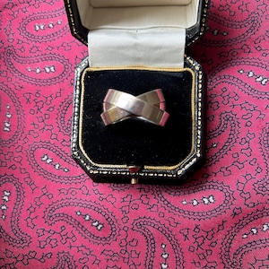 Beautiful vintage silver Russian wedding ring. Size V.5. Weight 10.75g.