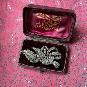 Beautiful silver brooch in a pretty design with sparkling marcasites. Weight 10.50g.