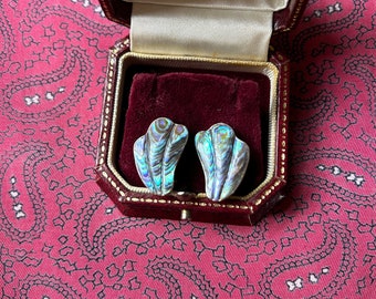 Très jolies paires de boucles d'oreilles clip en argent vintage dans un design classique du milieu du siècle.