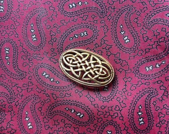 Vintage brass brooch in a beautiful Celtic design.