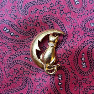 Vintage Gold Ton diamanté Katze sitzt im Mond Brosche.