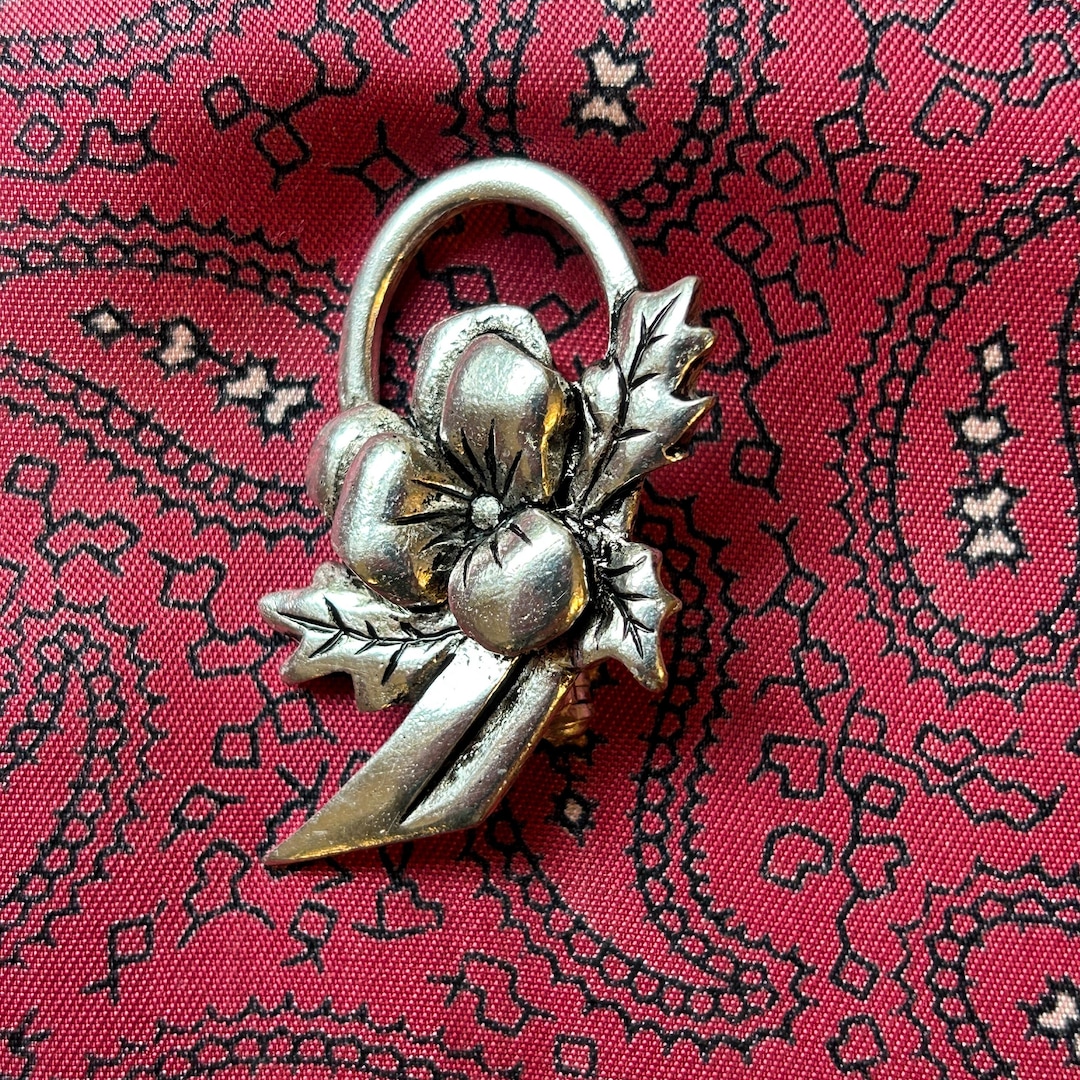 Silver Scenes による花柄の美しいビンテージ ピューター ブローチ