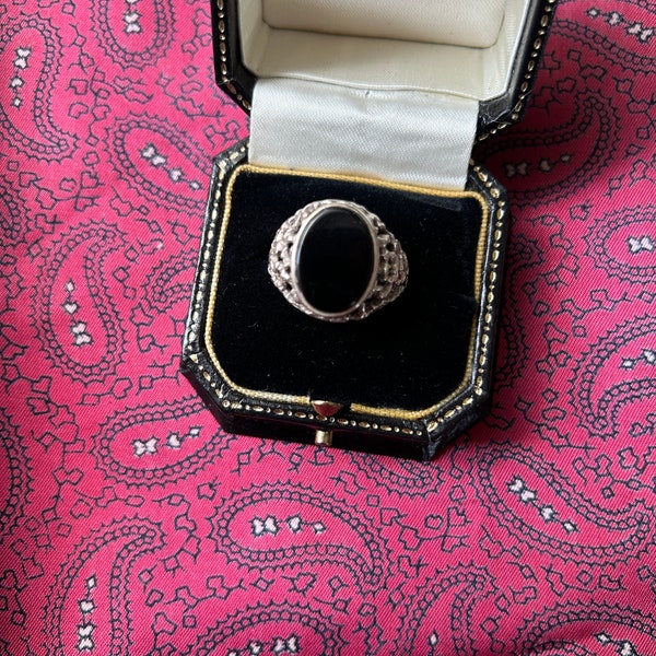 Beautiful vintage silver ring with an onyx setting. Size U.5. Weight 5.95g.