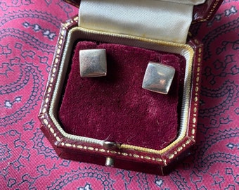 Lovely pair of vintage silver stud earrings in a beautiful chubby square design.