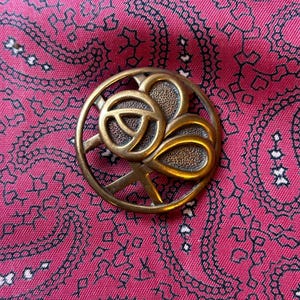 Stunning vintage brass floral brooch in a Rennie Mackintosh inspired design.