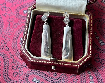 Lovely pair of vintage silver drop earrings in a beautiful contemporary design.