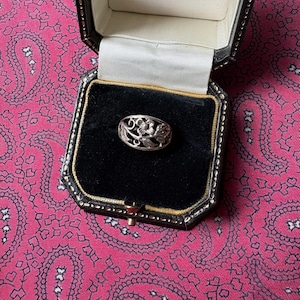 Puede incluir: Un letrero de madera rústica con el texto "Welcome to our home" en un estilo manuscrito. El letrero presenta un acabado envejecido y un diseño sencillo y acogedor, ideal para un porche o entrada.