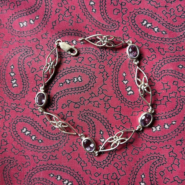 Exquis petit bracelet à maillons vintage en argent et améthyste dans un design celtique.