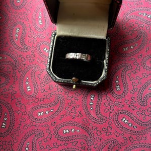 Hermoso anillo vintage de plata para aniversario con tres circonitas. Talla Q. Peso: 3,65 g.