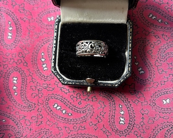 Beautiful little vintage silver ring in a pretty floral openwork design. Size L.5. Weight 3.90g.