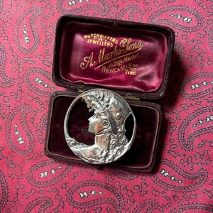 Vintage 1990er Jahre silberne Göttinnen Brosche im Jugendstil.