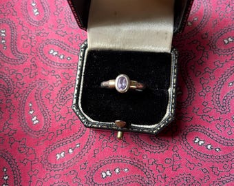 Beautiful vintage silver ring with a lilac amethyst. Size P. Weight 4.55g.