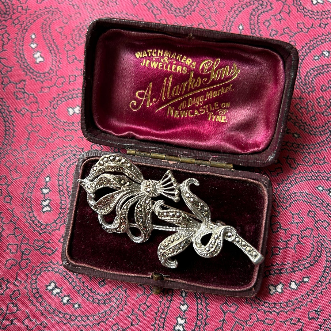 Beautiful Silver Floral Brooch in a Pretty Design With Marcasites