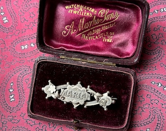 Antique Victorian silver brooch in a pretty design with the name Marian. Weight 3.10g.