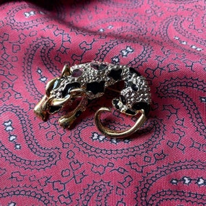 Vintage kleine goldfarbene, silberfarbene Leoparden Brosche aus Emaille.