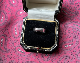 Beautiful vintage 1970s silver ring. Size H.5. Weight 3.50g.