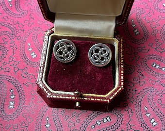 Jolie petite paire de clous d'oreilles vintage en argent au design celtique.