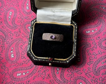Beautiful vintage silver ring with a faceted lilac amethyst gemstone. Size T.5. Weight 4.10g.