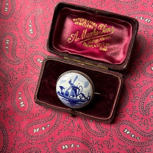 Vintage silver Delft cabochon brooch featuring a typical Dutch scene.