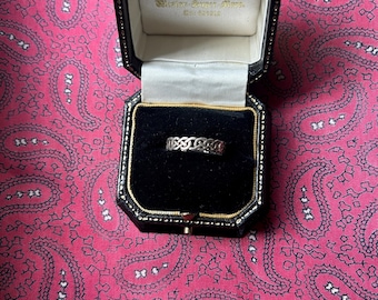 Beautiful vintage silver ring in a Celtic knot design. Size Q.5. Weight 2.40g.