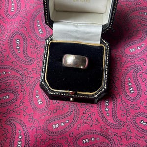 Beautiful vintage silver band ring. Size O.5. Weight 7.85g.