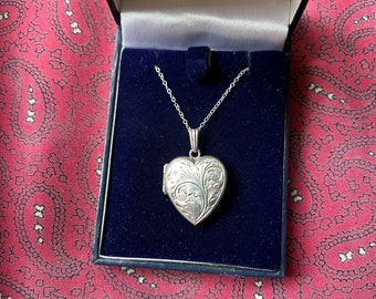 Bonito medallón de corazón grabado en plata vintage. Peso 4,30g.
