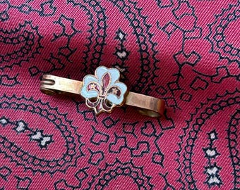 Broche con barra de trébol y flor de lis de la Asociación de Scouts en tono dorado y esmalte vintage.