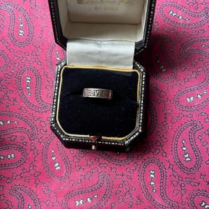Söt liten silverring/tåring med ordet Kärlek ingraverat. Storlek F.5. Vikt 2,10 g.