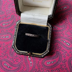Precioso anillo de plata vintage con diseño de eternidad y varias piedras de marcasita. Talla L. Peso: 2,15 g.