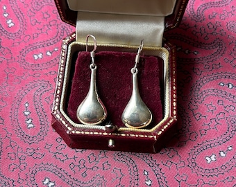 Pretty pair of vintage silver earrings in a beautiful teardrop design.