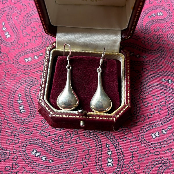 Pretty pair of vintage silver earrings in a beautiful teardrop design.