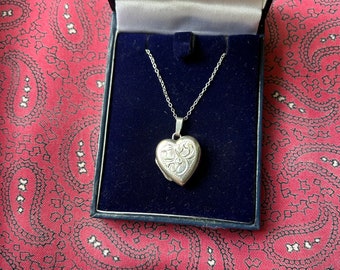 Hübsches kleines Vintage Silber graviertes Herz Medaillon. Gewicht 3,75g.