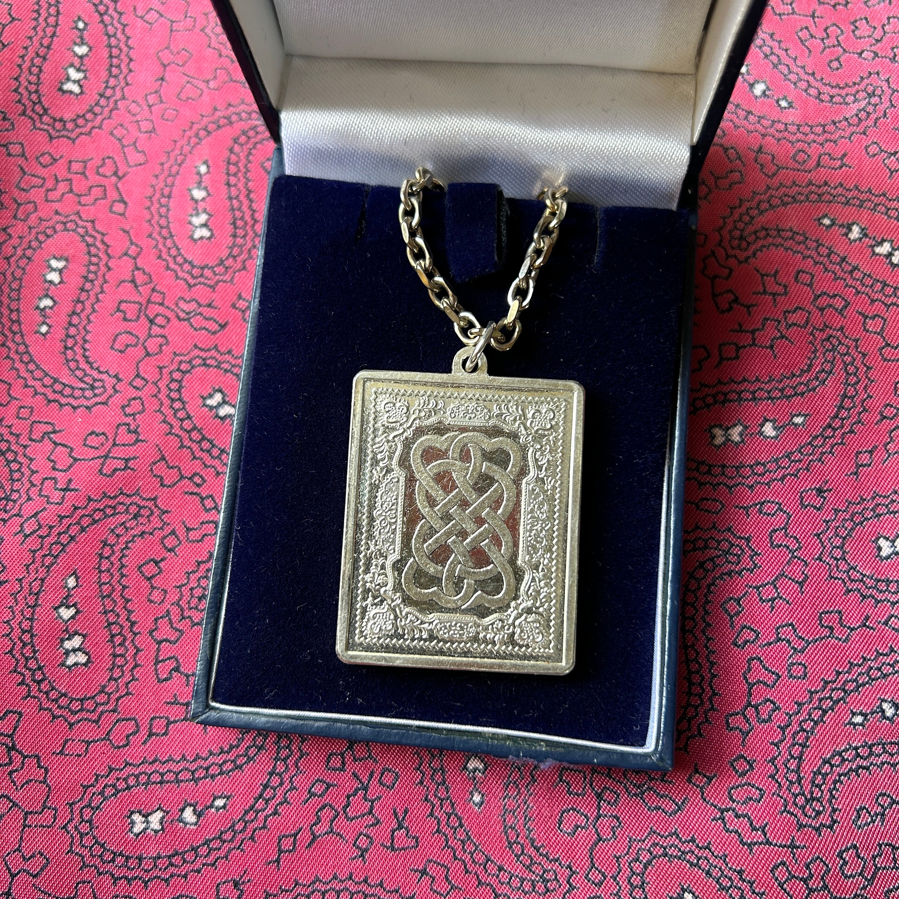 St valentine shop pendant