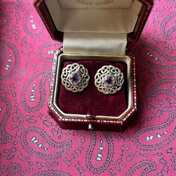 Hübsches kleines Paar Vintage-Ohrstecker aus Silber im keltischen Design, besetzt mit Amethyst.